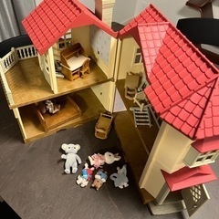 シルバニアファミリーの人形と家のセット。