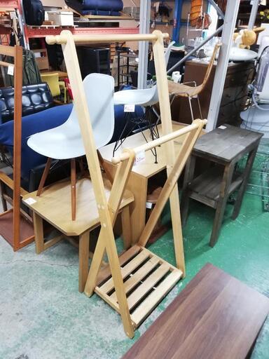 リサイクルショップKOBUTU ♪ナチュラルカラーのウッドハンガーラック入荷(^-^)当店はお安く家具を販売しております