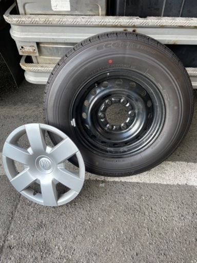 取引中】ハイエース新車外し タイヤ・ホイールキャップ
