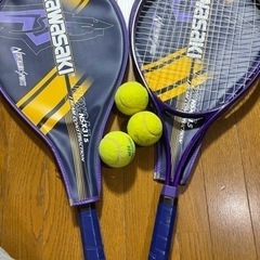 硬式テニスラケット2つ  カバーとボール4個つき
