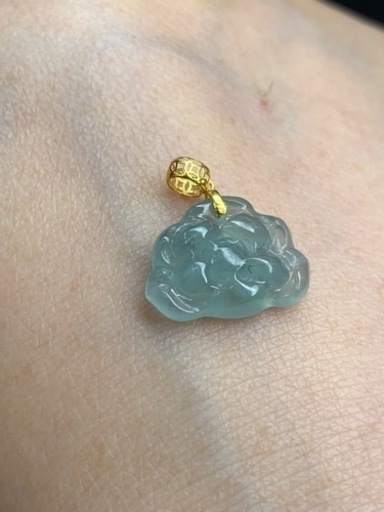 本翡翠ペンダント　k18 蓮花　グァテマラ産　氷種ヒスイ　小さめ天然石 可愛い