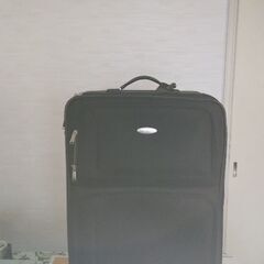 サムソナイトのハンドル付スーツケースです。