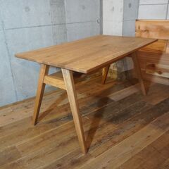 unico(ウニコ) ADDAY(アディ) ダイニングテーブルです♪木の表情を生かしたカジュアルな印象の4人用の木製食卓。シンプルなデザインはブルックリンスタイルなど男前インテリアに。CH205