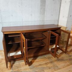 人気のmaruni(マルニ)の地中海シリーズの4面キャビネットです！クラシカルなデザインが魅力的なアンティーク調のサイドボード。飾り棚やカップボードなどにもオススメ♪CH216