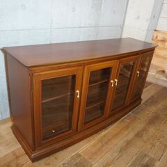 人気のmaruni(マルニ)の地中海シリーズの4面キャビネットです！クラシカルなデザインが魅力的なアンティーク調のサイドボード。飾り棚やカップボードなどにもオススメ♪CH216