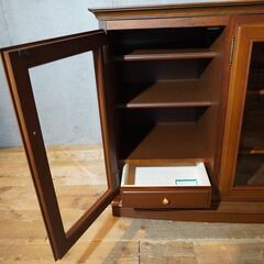 人気のmaruni(マルニ)の地中海シリーズの4面キャビネットです！クラシカルなデザインが魅力的なアンティーク調のサイドボード。飾り棚やカップボードなどにもオススメ♪CH216