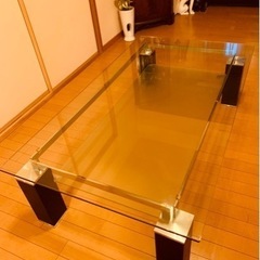 【お取引決定】最終値下げです。クールなガラス天板のセンターテーブル(ニューヨークF BK ）の画像