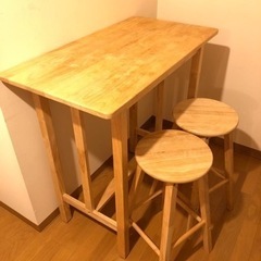 天然木材のテーブルとイス2個