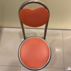 【お譲りさせていただきます】なんかかわいらしいオレンジ色の椅子