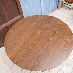 Cassina ixc.(カッシーナ イクスシー)のCENA(チェーナ) テーブルです！意匠の凝らされた脚部は足を置きやすいよう設計され、デザイン性と機能性を兼ね備えたダイニングテーブルです♪CH229