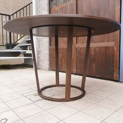 Cassina ixc.(カッシーナ イクスシー)のCENA(チェーナ) テーブルです！意匠の凝らされた脚部は足を置きやすいよう設計され、デザイン性と機能性を兼ね備えたダイニングテーブルです♪CH229