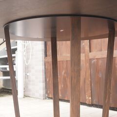 Cassina ixc.(カッシーナ イクスシー)のCENA(チェーナ) テーブルです！意匠の凝らされた脚部は足を置きやすいよう設計され、デザイン性と機能性を兼ね備えたダイニングテーブルです♪CH229