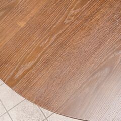 Cassina ixc.(カッシーナ イクスシー)のCENA(チェーナ) テーブルです！意匠の凝らされた脚部は足を置きやすいよう設計され、デザイン性と機能性を兼ね備えたダイニングテーブルです♪CH229