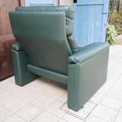 ドイツerpo(エルポ)社のLincoln(リンカーン) リクライニングソファ 1Pです！無駄のないシンプルなデザインと深いグリーンのレザーがモダンな印象の1人掛けソファはお部屋を洗練された印象に♪CH230