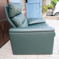 ドイツerpo(エルポ)社のLincoln(リンカーン) リクライニングソファ 1Pです！無駄のないシンプルなデザインと深いグリーンのレザーがモダンな印象の1人掛けソファはお部屋を洗練された印象に♪CH230