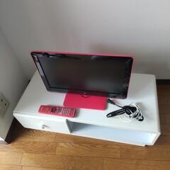 ピンクの可愛いテレビと白いテレビ台