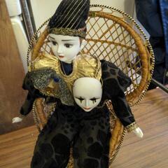 【取引中】陶器製　人形　ピエロ　仮面　椅子付き