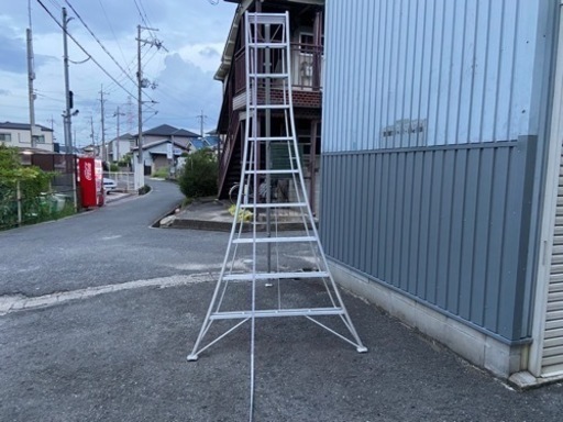 園芸用の植木屋さんの脚立です♪大きいです。3メートルくらいあります♪