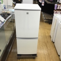 SHARPの2ドア冷蔵庫です。