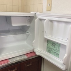 新品に近い小型冷蔵庫の画像
