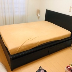 IKEA ダブルベッド　マットレス・収納・サイドチェスト付き　【...