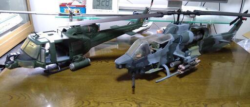 軍用ヘリの模型２機