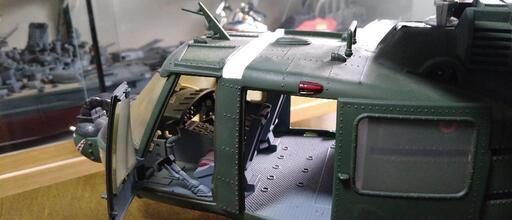 軍用ヘリの模型２機
