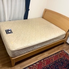 木製のベッドフレーム、ベッドマットレスです。
