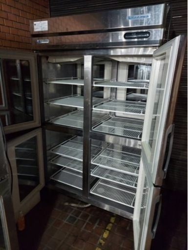 福島工業　業務用冷蔵庫　リーチインショーケース　両面から出し入れ可能