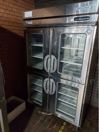 福島工業　業務用冷蔵庫　リーチインショーケース　両面から出し入れ可能
