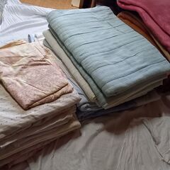 毛布、肌布団、夏の掛け布団、シーツ、床敷等　多数。１