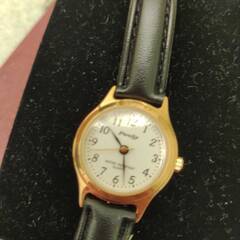 ファッション腕時計　フェイス白　黒革ベルト　レディース　未使用品