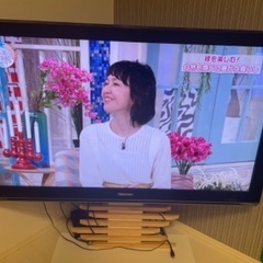 TOSHIBAテレビ　スタンド？についた状態です。