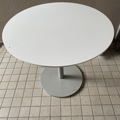 ずっしりとしたテーブル