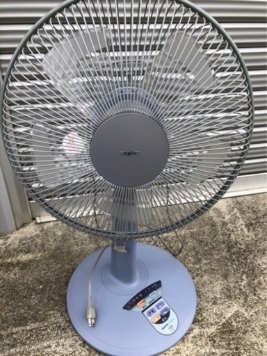 値下げ致しましたリモコン付き　サンヨー卓上扇風機 ３０cmリビング扇  EF-30CR 重量···3kg〜4kg未満 タイマー···オンタイマー 自動首振り設定···左右 モーター種類···ACモーター タイプ···扇風機 リモコン···リモコンあり
