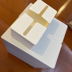 無印の小さいゴミ箱２つとキッチンペーパーのボックス