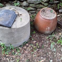 無料　【メダカ用？】石臼と甕（水がめ）・水槽・火鉢 さしあげます。
