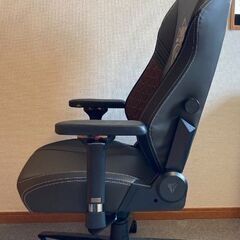 【値下げしました！掲載9/20まで】格好いいゲーミングチェア！