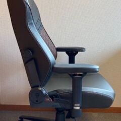 【値下げしました！掲載9/20まで】格好いいゲーミングチェア！