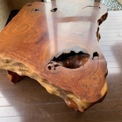 貴重な檜のテーブル