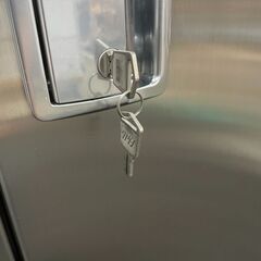 ステンレス 保管庫　扉付　可動式棚板3枚　鍵2本付