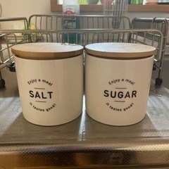 塩と砂糖入れ
