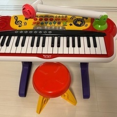 子供のおもちゃのピアノ