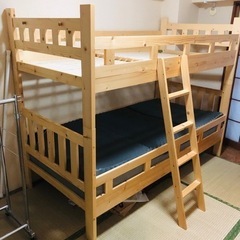 木製二段ベッド、マットレス1つ付き