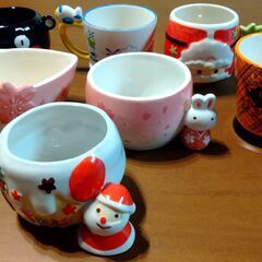 飾り付きの可愛い陶器カップ7個セット　サンタさん・くまモンなど