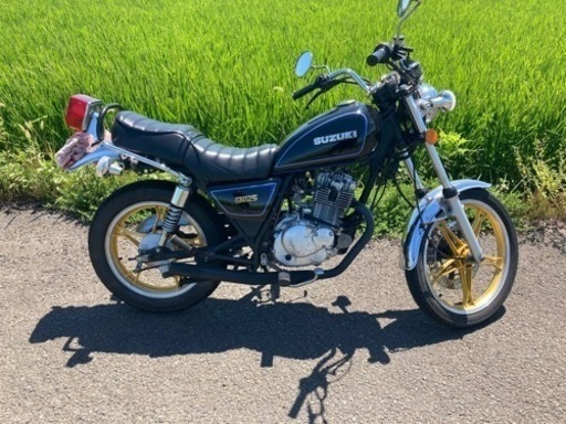 スズキ　GN125H 弾丸マフラー、タックロールシート付き