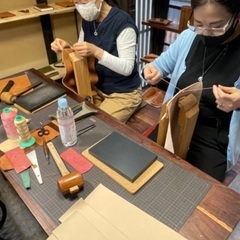 革教室、生徒募集。鞄、財布などの小物の製作を教えます。
