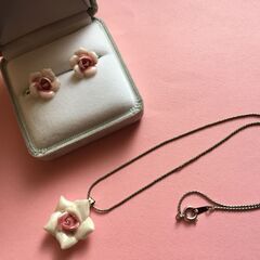 陶器　薔薇イヤリング&ネックレス　セット　淡いピンク