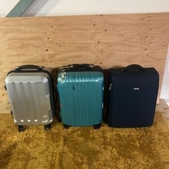 ● キャリーバッグ、スーツケース、どれでも１つ1000円、残り２個