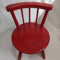 赤い小さな椅子